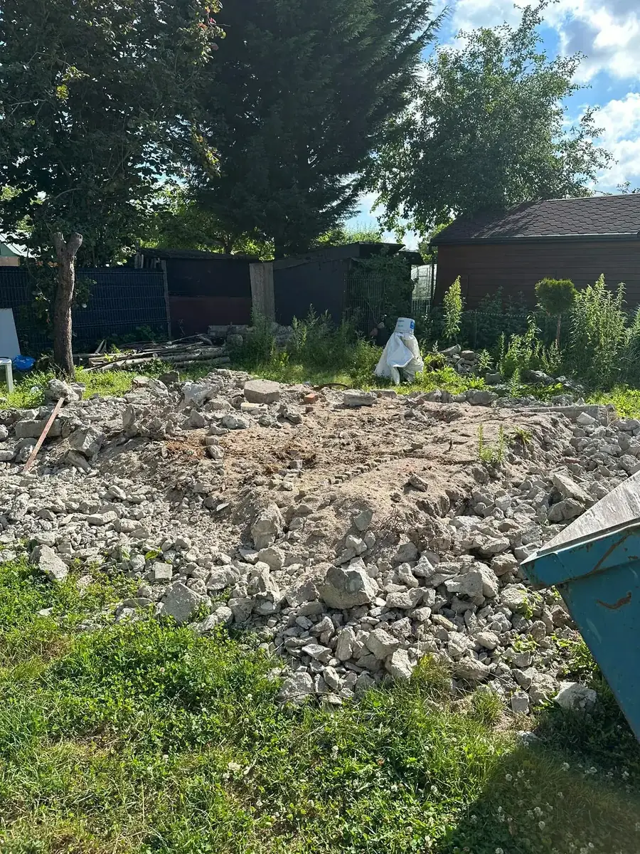 Teren porządkowany po pracach rozbiórkowych