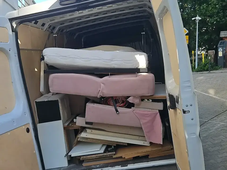 Bus załadowany meblami podczas przeprowadzki w Szczecinie
